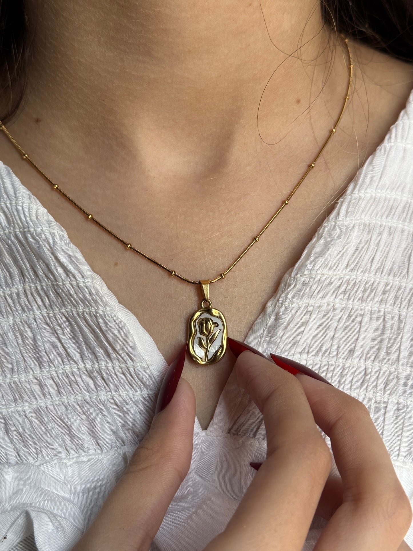 Vintage Roselle White Shell Pendant Necklace