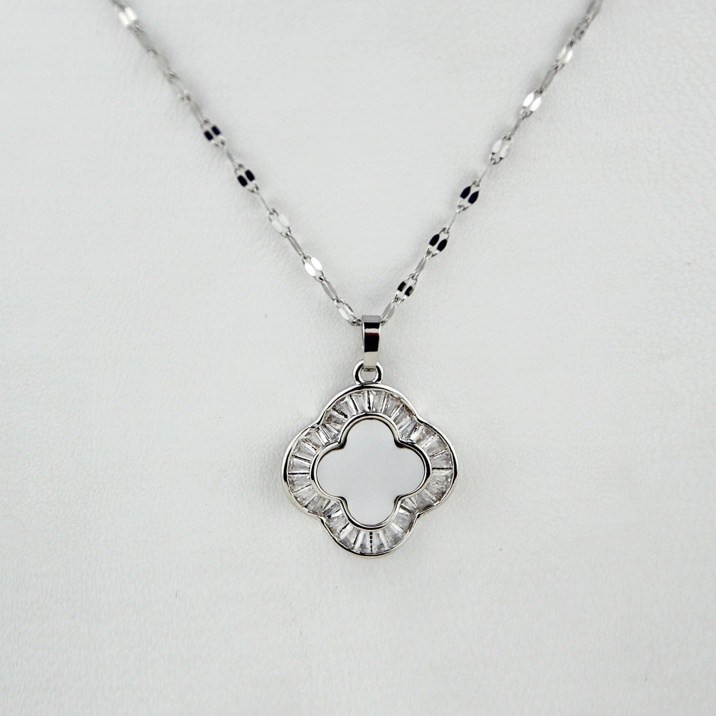 PEARL CLOVER LEAF NECKLACE