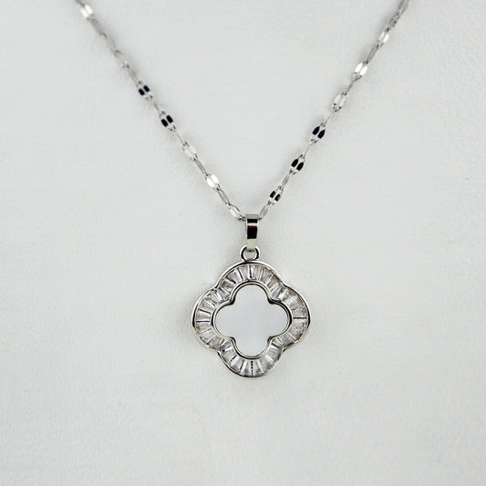 PEARL CLOVER LEAF NECKLACE